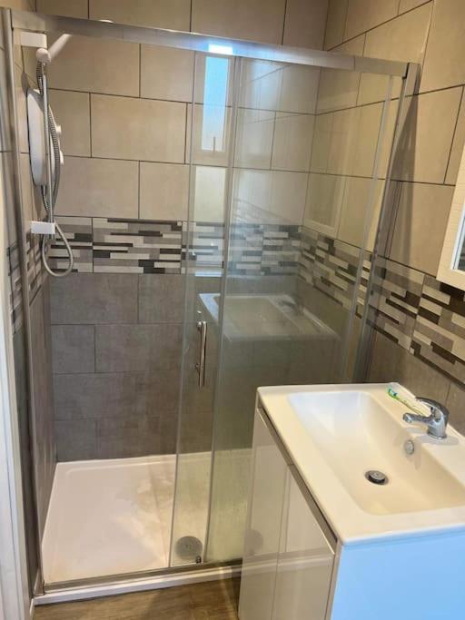 كينغستون أبون هول 1 Bedroom Flat, Fully Furnished المظهر الخارجي الصورة