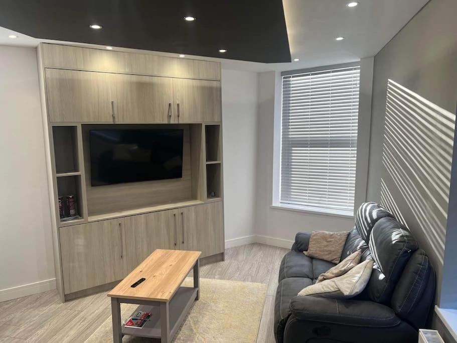 كينغستون أبون هول 1 Bedroom Flat, Fully Furnished المظهر الخارجي الصورة