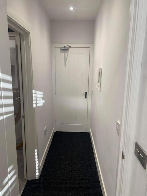 كينغستون أبون هول 1 Bedroom Flat, Fully Furnished المظهر الخارجي الصورة